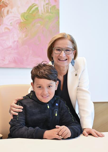 Beim „Tag der offenen Tür“ im Büro der Landeshauptfrau durften die jüngsten Gäste in ihrem Bürosessel Platznehmen und ein Erinnerungsfoto machen. | Foto: NLK Pfeiffer