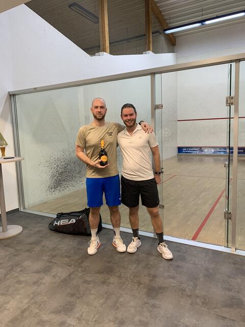 Ehrung Platz 1 und 2
von links: David Grabenweger vom Squashclub Wien wird von Daniel Nagel (Platz 1) zum zweiten Platz geehrt