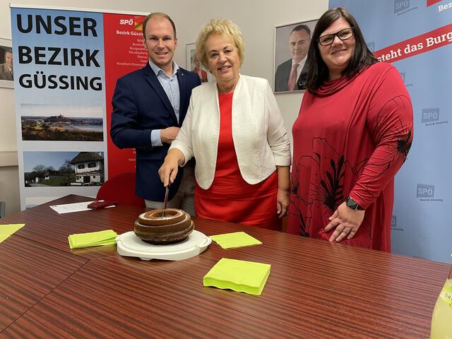 Zieht nach 26 Jahren als SPÖ-Vorsitzende im Bezirk Güssing Bilanz: Verena Dunst (Mitte) mit dem neuen Regionalmanager Fabio Halb und der neuen Bezirksgeschäftsführerin Michaela Riederer.  | Foto: Elisabeth Kloiber