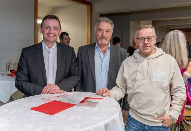 V.l.: Bürgermeister Karl Mühlsteiger mit Vizebürgermeister Alois Wieser und Raimund Brunner waren auch unter den Zuhörern.  | Foto: Holzmann