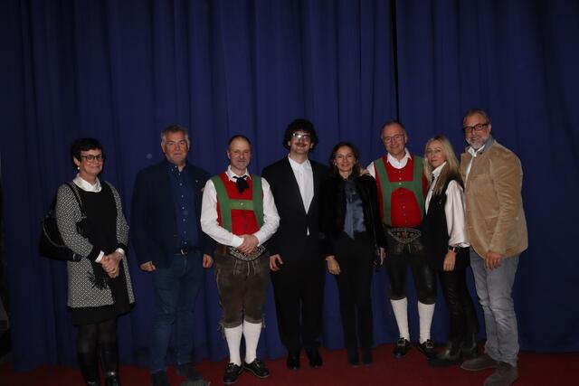 Helene und Bgm. Helmut Mall, Kapellmeister Günther Öttl, Pianist Giorgi Gigashvili, Belina Kostadinova (Géza Anda-Stiftung), Christian Haueis (Obmann MK St. Anton am Arlberg) sowie Lidia und Gratian Anda, der Sohn von Géza Anda.  | Foto: Elisabeth Zangerl 