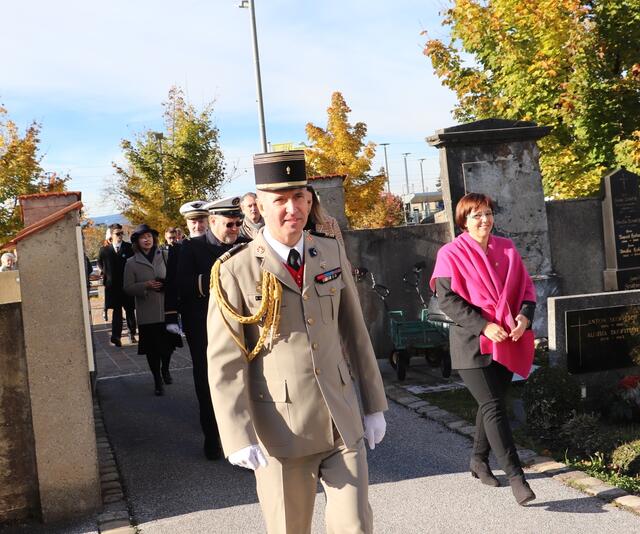 Attaché Stephane Loechleiter und Feldkirchens Vzbgm. Christa Model beim Einzug in den Friedhof | Foto: Edith Ertl