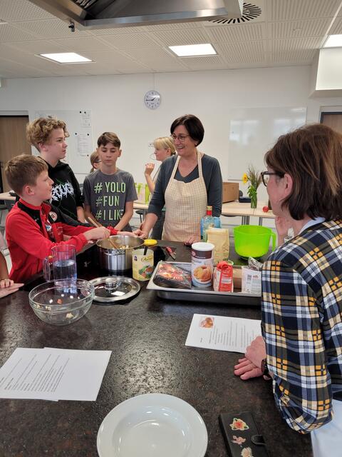 Rund um den Apfel. Eine Aktion der Gesunden Gemeinde Pabneukirchen mit Schülern.  | Foto: Sandra Katharina Cárdenas Lara