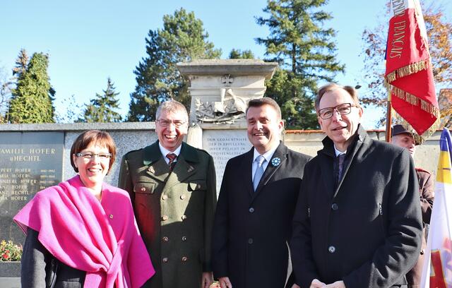 Vzbgm. Christa Modl, Bgm. Erich Gosch, Botschaftsrat Frédéric Joureau und Bundesrat Christian Buchmann vor dem Denkmal der Husaren und Dragoner in Feldkirchen | Foto: Edith Ertl