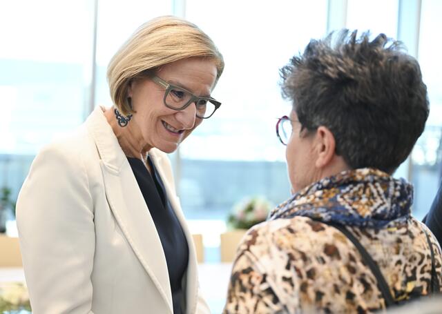 Landeshauptfrau Johanna Mikl-Leitner nahm sich Zeit für Gespräche mit den Besucherinnen und Besuchern beim „Tag der offenen Tür“ in ihrem Büro.

  | Foto: NLK Pfeffer