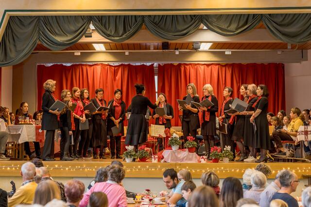 Der Chor unter Leitung von Gudrun Auer feierte sein 30 jähriges Bestehen.  | Foto: Holzmann