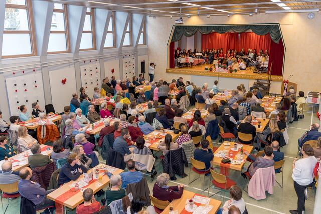 Alles voll im Kultursaal.  | Foto: Holzmann