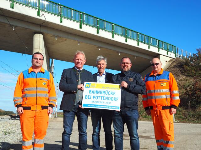 v.l.n.r.: Sebastian Peter (Straßenmeisterei Baden), LAbg. Peter Gerstner (i.V. LH-Stellvertreter Udo Landbauer), Dipl.-Ing. Helmut Postl (NÖ Straßendienst, Leiter Brückenbau), Bürgermeister Ing. Thomas Sabbata-Valteiner (Marktgemeinde Pottendorf), Thomas Krenn (Straßenmeisterei Baden). | Foto: Land NÖ