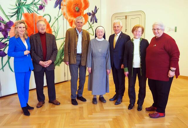 Friedrich Villi, Friedrich Rihs, Maria Hemetsberger und Laura Seyfried (v.l.) feierten ihre 90. Geburtstage. Bürgermeister Johann Zeiner, Vizebürgermeisterin Michaela Haidvogel und die geschäftsführende Gemeinderätin Anneliese Mlynek gratulierten den Geburtstagskindern. | Foto: Marktgemeinde Maria Enzersdorf