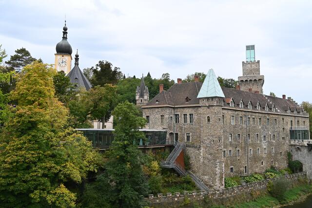 Stadtpfarrkirche und Schloss Rothschild am Ufer der Ybbs
