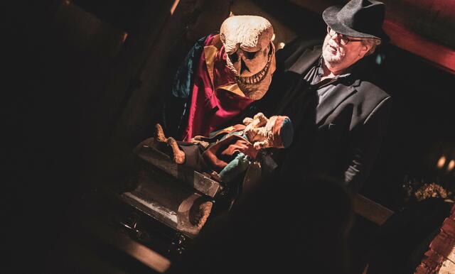 "Das Leben ist wie ein Fisch an der Wand": Puppenspieler Sven Stäcker mit seiner lebensgroßen Figur des Tods in der Simmeringer Glaubenskirche | Foto: Flo Rath