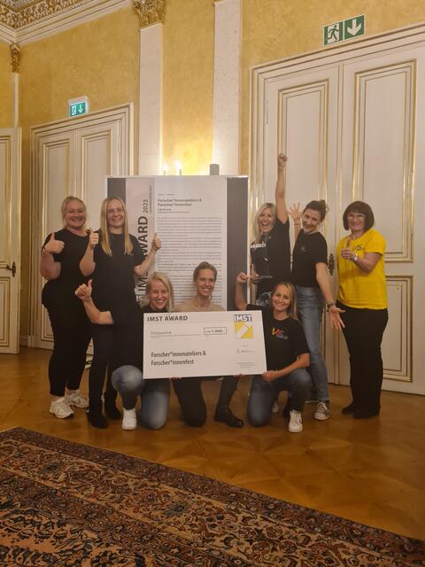 Das Team der VS Schwarzau mit Verena Aichholzer - Generalsekretärin der MINTality Stiftung (vorne Mitte).
 | Foto: privat