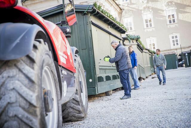Die Standl beim Salzburger Christkindlmarkt werden Millimetergenau eingepasst und aufgestellt. | Foto: Salzburger Christkindlmarkt / Neumayer