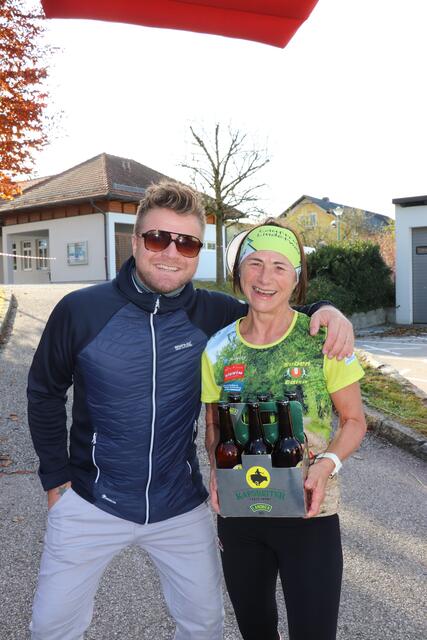 Edith Hofinger aus Suben mit dem Omann vom Veranstalterverein "Engal gibt's wiakle" Gerlad Bischof. | Foto: David Ebner