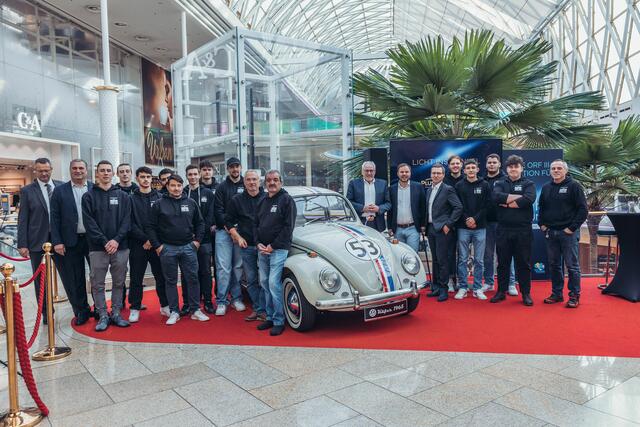 13 Lehrlinge der ÖBB Postbus restaurierten einen 58 Jahre alten VW-Käfer und verpassten ihm das coole "Herbie"-Design. | Foto: ÖBB/MecGreenie 