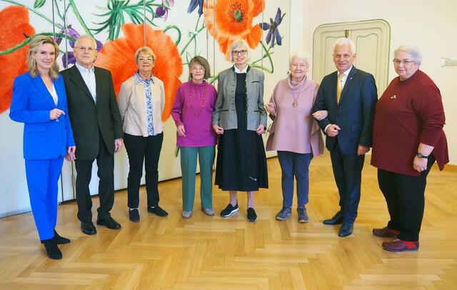 Erich Werani, Helga Jöllinger, Berta Holensteiner, Sonja Leiss und Gerlinde Bachmayer (v.l.) feierten ihre 80. Geburtstage. Bürgermeister Johann Zeiner, Vizebürgermeisterin Michaela Haidvogel und die geschäftsführende Gemeinderätin Anneliese Mlynek gratulierten den Geburtstagskindern. | Foto: Marktgemeinde Maria Enzersdorf