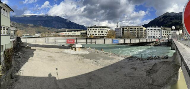 Vergangene Woche wurde in der Bezirkshauptstadt Schwaz die Behelfsbrücke, die während des Neubaus der Steinbrücke, Fußgänger:innen als Übergang dienen soll, eingehoben. | Foto: Walpoth