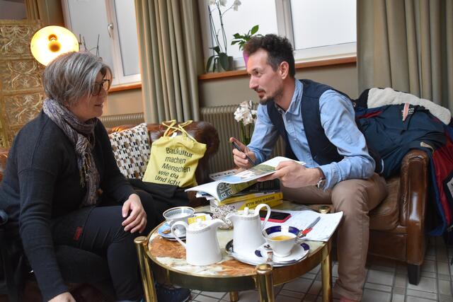 Restauratorin Eva Hottenroth und Architekt Joseph Hofmarcher kritisieren den Supermarkt-Neubau in der Stadt Scheibbs. | Foto: Roland Mayr