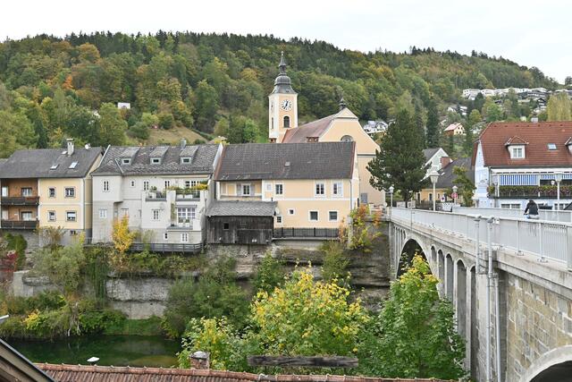 Zeller Seite mit Pfarrkirche und Brücke