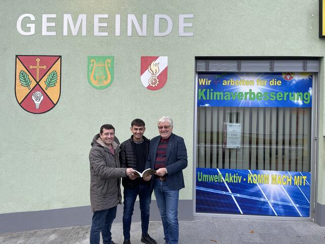 Bürgermeister Anton Hüttmayr (r.) mit Andreas Gaborek (l.) und Isaia Petrovici.  | Foto: Gemeinde Puchkirchen