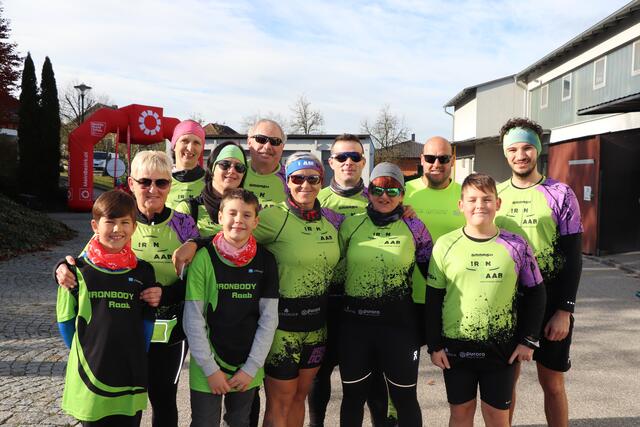 Das Team von "Ironbody" aus Raab mit Studio-Inhaberin Karolina Böröczki (6. v. r.) | Foto: David Ebner