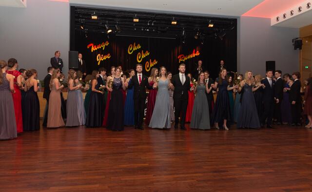 Die Debütanten der Tanzschule zeigen, was sie können. | Foto: TSC Braunau