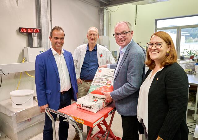GF Mag. Robert Schmid, Peter Weißmann (F&amp;E Baumit), LH-Stellvertreter Dr. Stephan Pernkopf und Bürgermeisterin Katharina Trettler (Waldegg). | Foto: NLK Pfeiffer