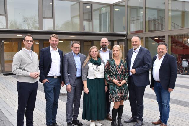 Ceramico Internat: Ralph Steffek, Architekt der Landesimmobilien Burgenland, Michael Oberfeichtner, Geschäftsführer O.K. Energie Haus GmbH, Gerhard Goger, Geschäftsführer der Landesimmobilien Burgenland, Katrin Kustor, CERAMICO-Internats-Betreuerin, Jürgen Laky, Technischer Leiter Baubteilung der Landesimmobilien Burgenland, Anita Wolf, Geschäftsführerin der CERAMICO, Landeshauptmann Hans Peter Doskozil und Bruno Stutzenstein, Bürgermeister von Stoob (v.l.) vor dem neu eröffneten CERAMICO-Internat. | Foto: RMA/Podiwinsky