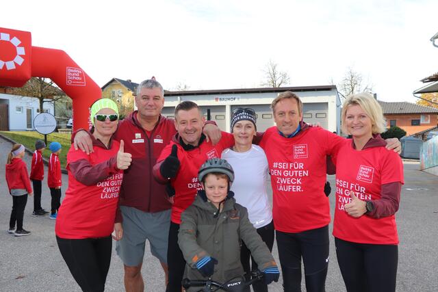 Eine Abordnung der Union St. Florian/I. – mit dem Leiter der Sektion Laufen, Uwe Punkenhofer (3. v. l.) – unterstützten den Charitylauf gerne. | Foto: David Ebner