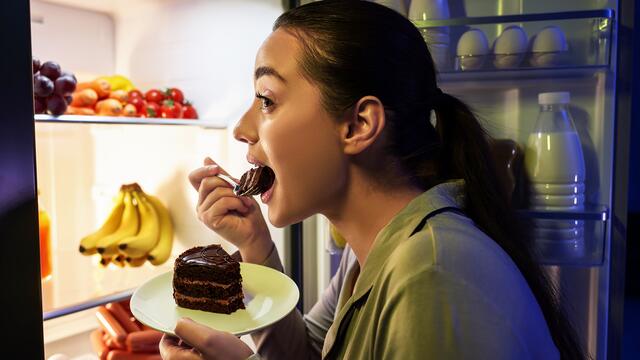 Wenn übermäßiges oder unkontrolliertes Essen zu einer Essstörung mutiert, spricht man von „Binge Eating“.