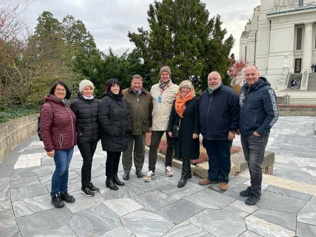 Gemeindevertreter vor der Präsidentengruft (von links nach rechts): GR Christine Varga, GR Doris Brosz, GR Birgit Szabo, Kulturausschussvorsitzender GGR Markus Artmann, Reiseleiter und Kulturbeiratsmitglied Michael Hirschinger, GR Mag. Andrea Michi Baier GGR Helmut Horvath und GR Ing. Tino Seidl, MSc MBA  | Foto: artcom