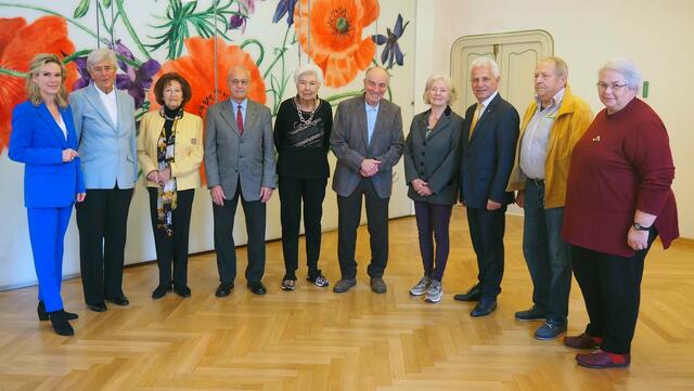 Alles Gute zum 85. Geburtstag! Bürgermeister Johann Zeiner, Vizebürgermeisterin Michaela Haidvogel und die geschäftsführende Gemeinderätin Anneliese Mlynek gratulierten Ottilie Potyka, Friederike Leutgeb, Leonhard Holi, Edith Traxler, Herbert Klaus, Elisabeth Waltner und Horst Raml (v.l.). | Foto: Marktgemeinde Maria Enzersdorf