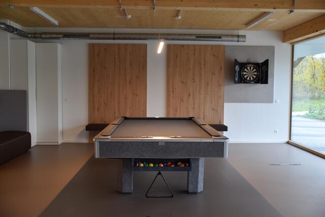 Neues CERAMICO-Wohnheim in Stoob: Aufenthaltsraum mit Billard und Darts.  | Foto: RMA/Podiwinsky
