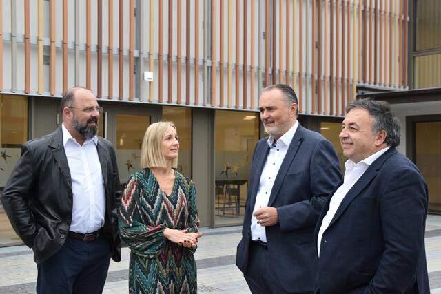 Jürgen Laky - GF Real Estate Burgenland, Anita Wolf - Geschäftsführerin CERAMICO, Landeshauptmann Hans Peter Doskozil und Bürgermeister Bruno Stutzenstein vor dem neuen Internat des CERAMICO. | Foto: RMA/Podiwinsky