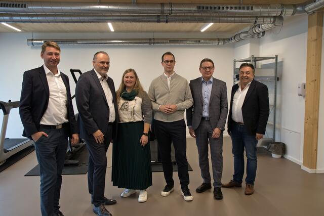 Ceramico Internat: Michael Oberfeichtner, Geschäftsführer O.K. Energie Haus GmbH, Landeshauptmann Hans Peter Doskozil, Katrin Kustor, CERAMICO-Internats-Betreuerin, Ralph Steffek, Architekt der Landesimmobilien Burgenland, Gerhard Goger, Geschäftsführer der Landesimmobilien Burgenland und Bruno Stutzenstein, Bürgermeister von Stoob (v.l.) besichtigten den Fitness-Raum im neu eröffneten Internat. | Foto: LMS Burgenland
