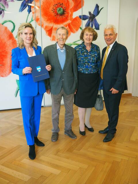 Kurt Klik feierte seinen 95. Geburtstag – Bürgermeister Johann Zeiner und Vizebürgermeisterin Michaela Haidvogel gratulierten herzlich. | Foto: Marktgemeinde Maria Enzersdorf