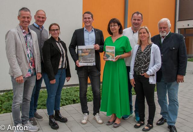 Der erste Neubürgerempfang im Rahmen des "Zuzüglerprojektes" fand heuer in Harmannsdorf statt: Gemeinderat Peter Schagerl, Weinviertel Tourismus-Chef und selbst Harmannsdorf Hannes Steinacker, Michaela Frank vom AMS, Bürgermeister Alexander Raicher, Vizebürgermeisterin Anneliese Nebenführ, Gemeinderat Martin Eichberger, LEADER-Geschäftsführerin Sonja Eder und Gemeinderat Karl Wendy. | Foto: Anton