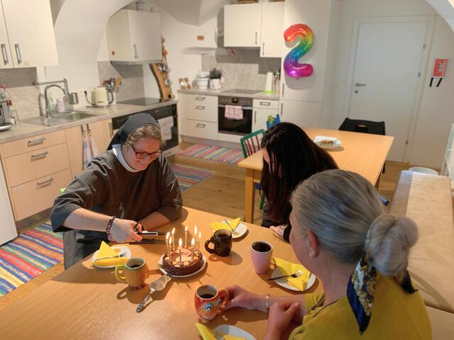 Sr. Ida Vorel (l.), Leiterin des Quartiers 16, feiert mit den Bewohnerinnen das zweijährige Bestehen der Einrichtung. | Foto: Franziskanerinnen von Vöcklabruck