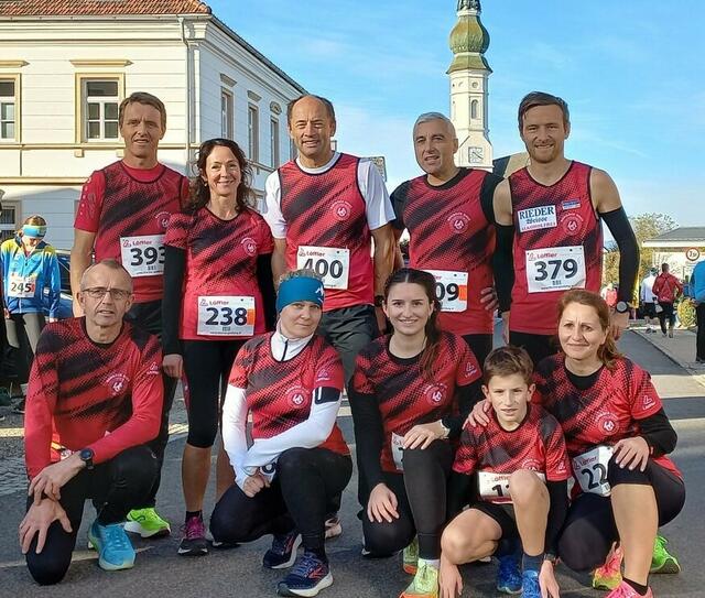 Die erfolgreichen Athleten der LAG Ried beim 24. Thermen Lauf in Geinberg: Georg Schoibl, Ursula Höckner, Sophie Riedl, Valentin Riedl, Manuela Riedl, zweite Reihe; Gerald Stockinger, Birgit Pixner, Andreas Steinbacher, Stefan Schober, Jürgen Aigner. | Foto: LAG Ried