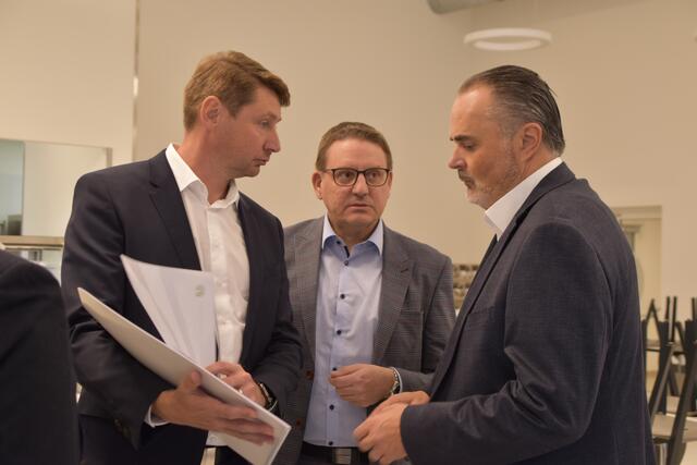 Michael Oberfeichtner, Geschäftsführer O.K. Energie Haus GmbH, Gerhard Goger, Geschäftsführer der Landesimmobilien Burgenland und Landeshauptmann Hans Peter Doskozil (v.l.) | Foto: RMA/Podiwinsky