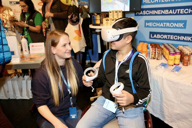 Rund 160 Aussteller präsentierten sich bei der Berufs- und Karrieremesse Liezen: Mittels VR-Brille erhielten die Jugendlichen einen realistischen Einblick in die Arbeitswelt. | Foto: BuK.li/Kurt Röder