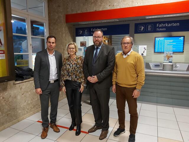 SPOÖ-Verkehrssprecher LAbg. Tobias Höglinger besucht gemeinsam mit Bürgermeisterin Ines Schiller, Landtagsabgeordnetem Mario Haas und SPÖ- und Pensionistenverbands Bad Ischl Vorsitzendem Josef Mimlauer den Bad Ischler Bahnhof | Foto: SPÖ Bezirksorganisation Gmunden