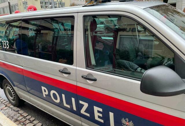 Am Sonntagnachmittag kam es in Landeck auf der Forststraße im Bereich Perfuchsberg zu einem Fahrzeugabsturz.
| Foto: Archiv (Symbolbild)