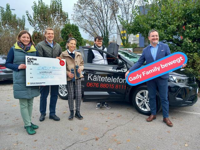 Zum Start des Kältetelefons übergibt die Gady-Family den Kältebus und 2000 Euro an die Caritas-Winterhilfe: Caritasdirektorin Nora Tödtling-Musenbichler, Geschäftsführer Philipp Gady, Freiwillige Ingrid Gady, Leiter der Caritas-Winterhilfe Jakob Url und Markenleiter Alexander Dengg. | Foto: Caritas/Neuhold