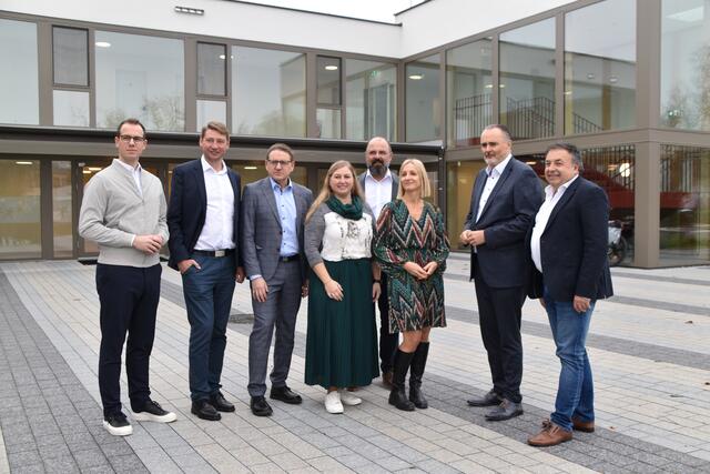 Ceramico Internat: Ralph Steffek, Architekt der Landesimmobilien Burgenland, Michael Oberfeichtner, Geschäftsführer O.K. Energie Haus GmbH, Gerhard Goger, Geschäftsführer der Landesimmobilien Burgenland, Katrin Kustor, CERAMICO-Internats-Betreuerin, Jürgen Laky, Technischer Leiter Baubteilung der Landesimmobilien Burgenland, Anita Wolf, Geschäftsführerin der CERAMICO, Landeshauptmann Hans Peter Doskozil und Bruno Stutzenstein, Bürgermeister von Stoob (v.l.) vor dem neu eröffneten CERAMICO-Internat. | Foto: RMA/Podiwinsky