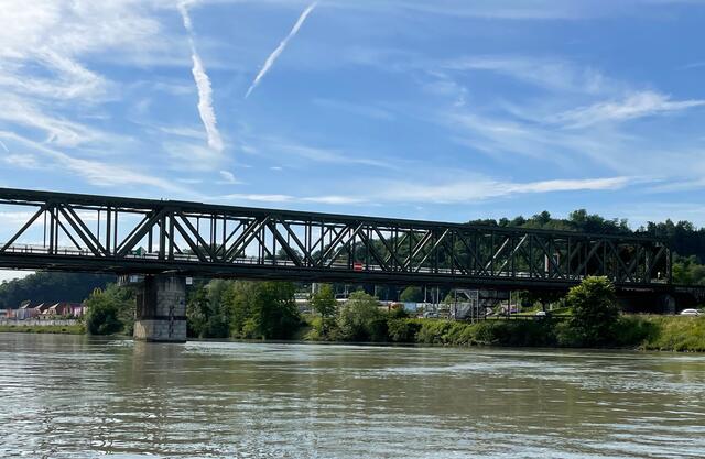 Bis 2027 sollte die neue Donaubrücke stehen. Sonst werde – zumindest temporär – keine Donau-Querung in Mauthausen mehr möglich sein. | Foto: BezirksRundSchau Perg