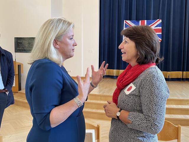 So passiert interkultureller Austausch: Die britische Botschafterin Lindsay Skoll mit Direktorin Sabine Wintschnig des Europagymnasiums Klagenfurt. | Foto: MeinBezirk.at