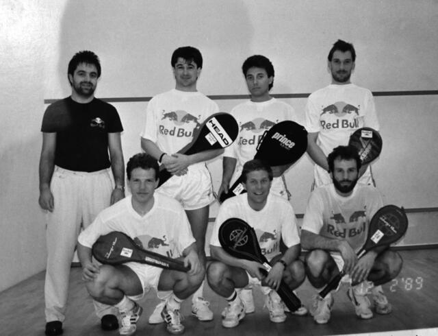 Das Bundesliga-Team 1988/1989 hinten v.l.: Charly Winkler, Paul Strolz, Markus Greinwald, Hansjörg Weissengruber; vorne v.l.: Thomas Barbist, †Helmut Haller, Klaus „Gau“ Schennach. | Foto: P. Strolz