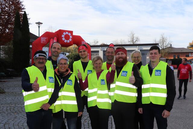 Die Firma Leitz aus Riedau war ebenfalls wieder am Start. Darunter auch der Kommandant der Betriebsfeuerwehr David Lindenbauer (3. v. r.) und Elisabeth Killingseder (2. v. r.). | Foto: David Ebner