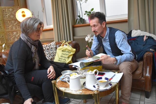 Restauratorin Eva Hottenroth und Architekt Joseph Hofmarcher kritisieren den Supermarkt-Neubau in der Stadt Scheibbs. | Foto: Roland Mayr